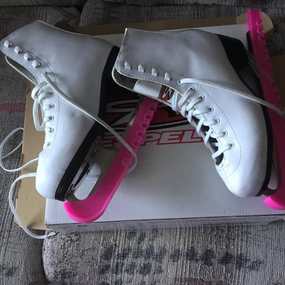 HESPELER  White & Black Skate Shoes For Girls - Picture 1 of 7